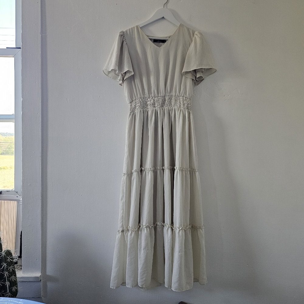 Chic Off White Midi Dress with Ruffled Sleeves